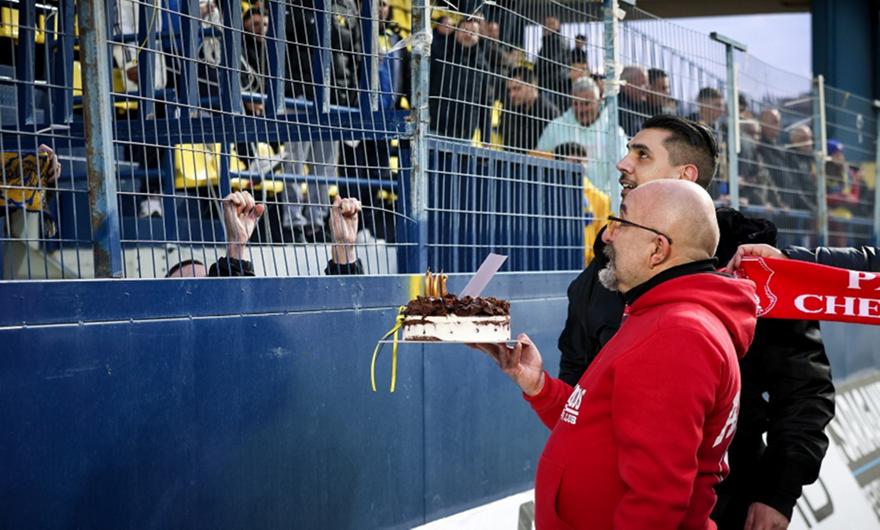 Φοβερή στιγμή: Οι οπαδοί του Πανσερραϊκού πήγαν με τούρτα σ’ εκείνους του Παναιτωλικού για τα 100 χρόνια!