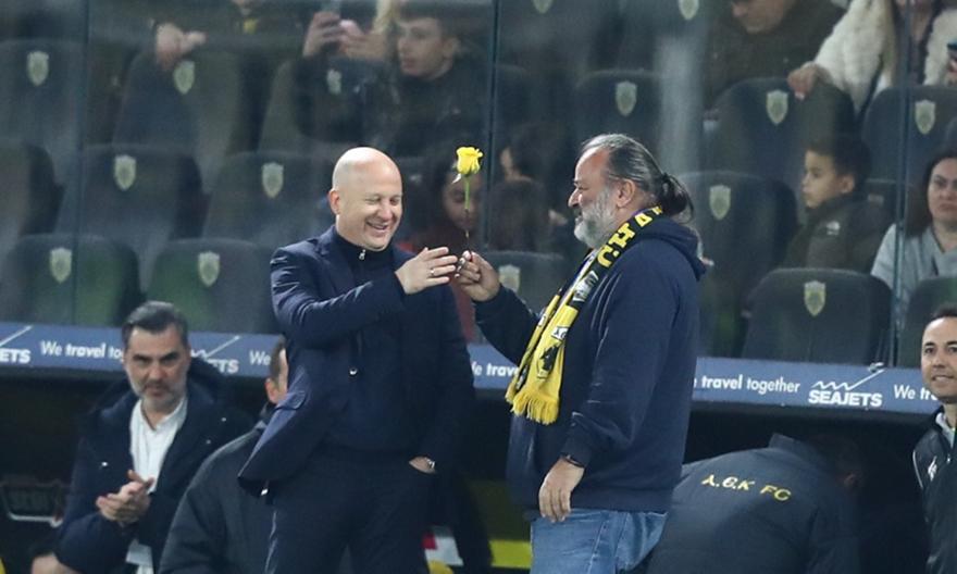 ΑΕΚ: Έδωσε κίτρινο τριαντάφυλλο στον Νίκολιτς ο Ηλιόπουλος, υπέροχη ατμόσφαιρα στο φινάλε στην Allwyn Arena