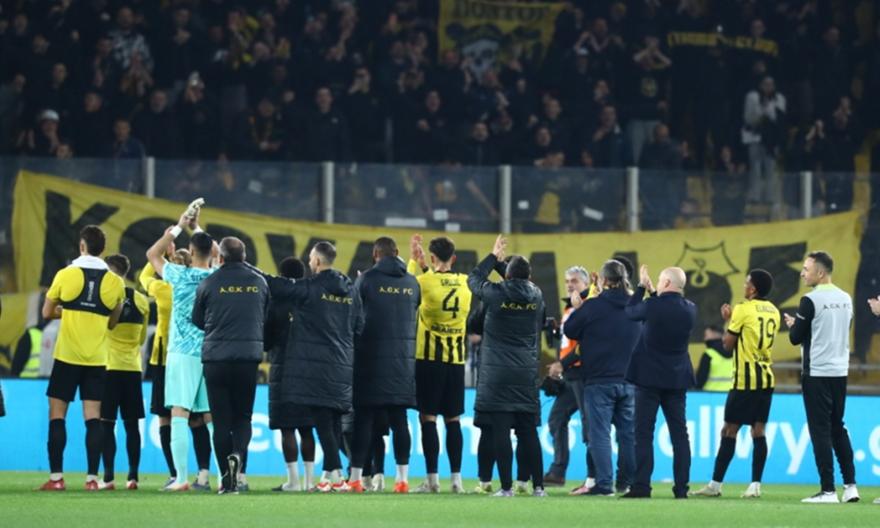 «Να' τοι, να' τοι οι πρωταθλητές»: Οι φίλοι της ΑΕΚ πανηγύρισαν έξαλλα τις γκέλες Ολυμπιακού και ΠΑΟΚ!