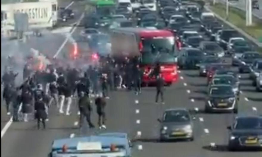 Οπαδοί του Άγιαξ έκοψαν την κυκλοφορία σε αυτοκινητόδρομο για να αποθεώσουν την αποστολή του «Αίαντα»!