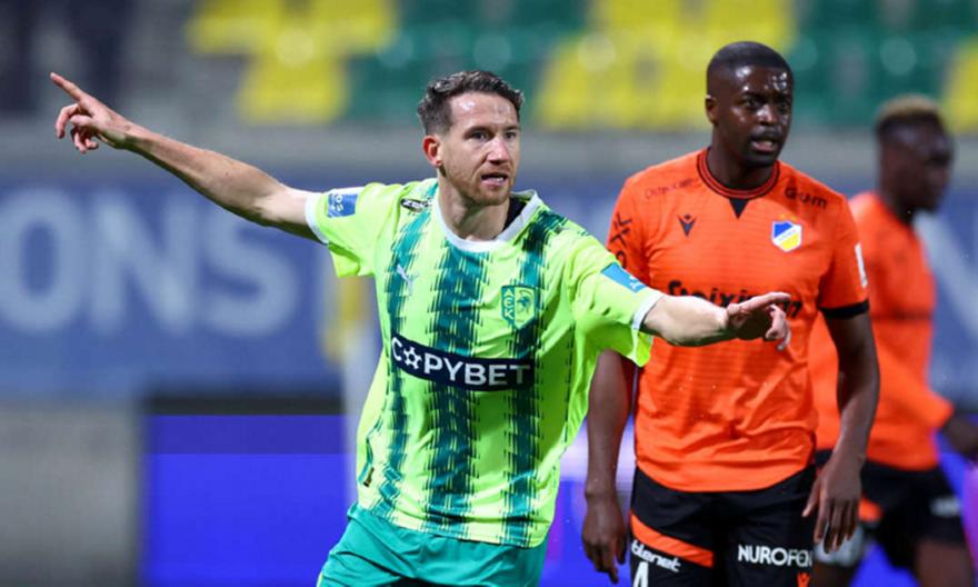 Λύγισε τον ΑΠΟΕΛ και μείωσε τη διαφορά από την πρωτοπόρο Ομόνοια η ΑΕΚ Λάρνακας