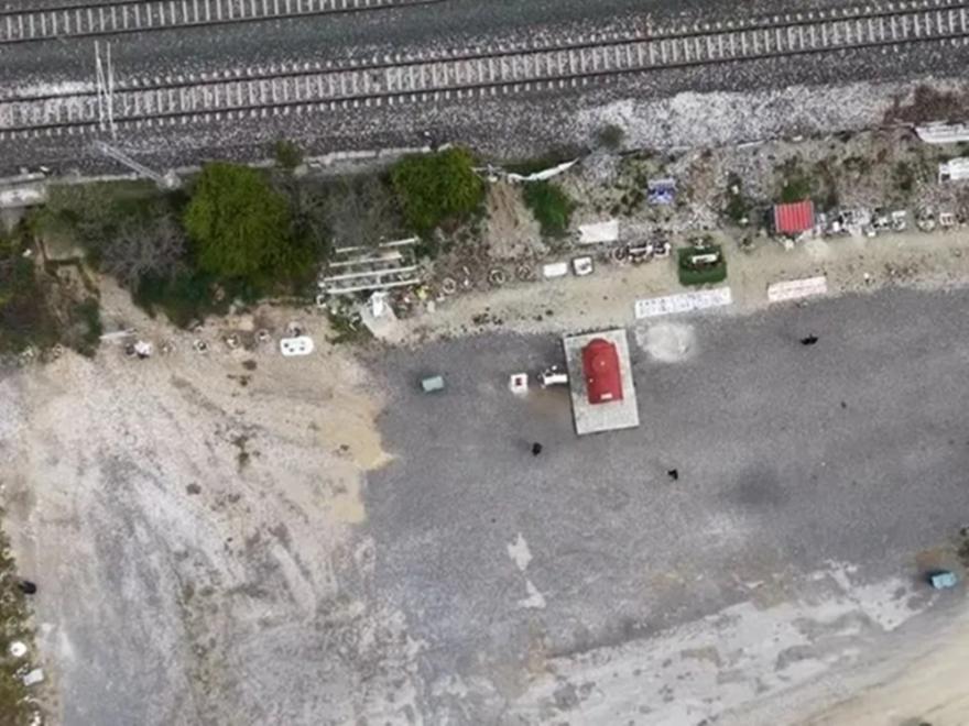 Τέμπη: Ένας βωμός δίπλα στις γραμμές - Το προσκύνημα στο «σημείο μηδέν», λίγο πριν τη δίκη