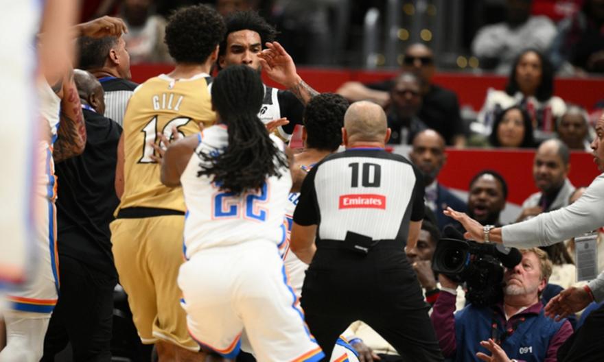 Χάος πριν το ημίχρονο και τέσσερις αποβολές στο Θάντερ-Γουίζαρντς