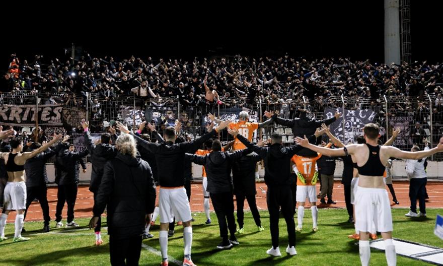 Το πλοίο γίνεται… κερκίδα: Ασπρόμαυρη λαοθάλασσα των οπαδών του ΟΦΗ με απευθείας δρομολόγιο από Ηράκλειο για Βόλο!