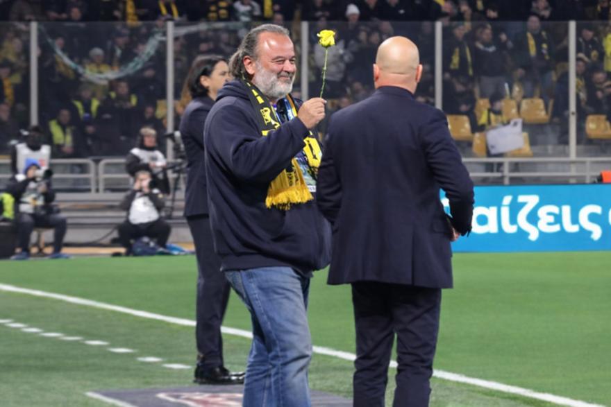 Λατρεία για Δημητριάδη, αποθέωση Μάνταλου και το λουλούδι του Ηλιόπουλου στον Νίκολιτς: Η παρακάμερα του ΑΕΚ-Κηφισιά