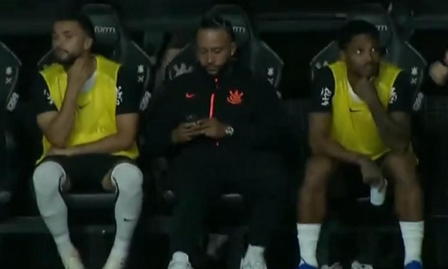 Ο Ντεπάι… βαρέθηκε στον πάγκο κι άρχισε να σκρολάρει στο κινητό!