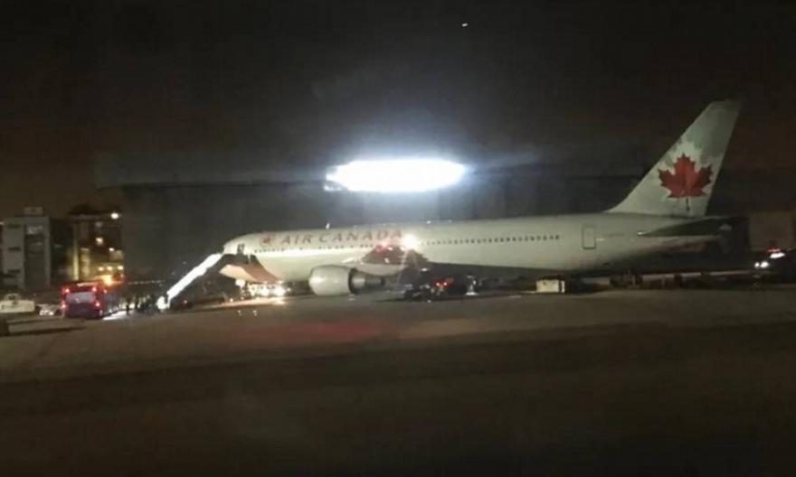 Νέα Υόρκη: Αεροσκάφος συγκρούστηκε με όχημα μετά την προσγείωσή του