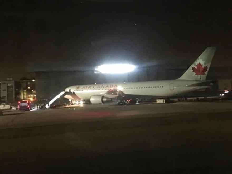 Νέα Υόρκη: 2 νεκροί από τη σύγκρουση αεροσκάφους με όχημα μετά την προσγείωσή του