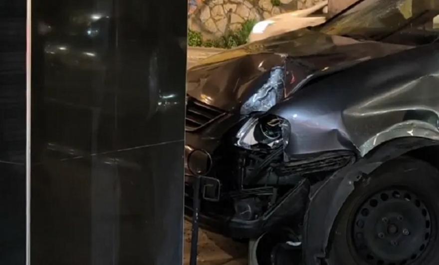 Τροχαίο με εκτροπή ΙΧ στα Εξάρχεια: Έπεσε οριακά σε καφετέρια, ένας τραυματίας