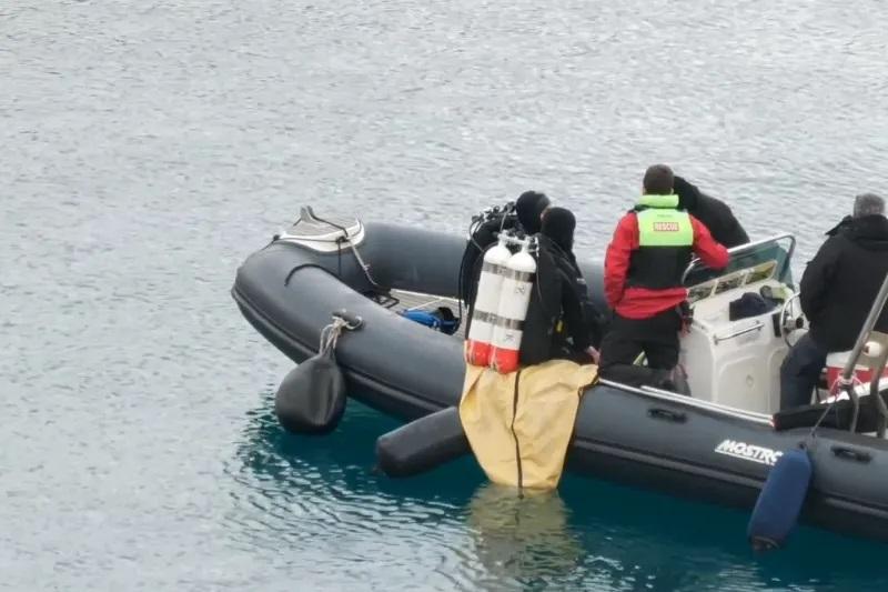 Βουλιαγμένη: Κορυφώνεται η αγωνία για τον αγνοούμενο - Έπεσαν ξανά δύτες στο νερό