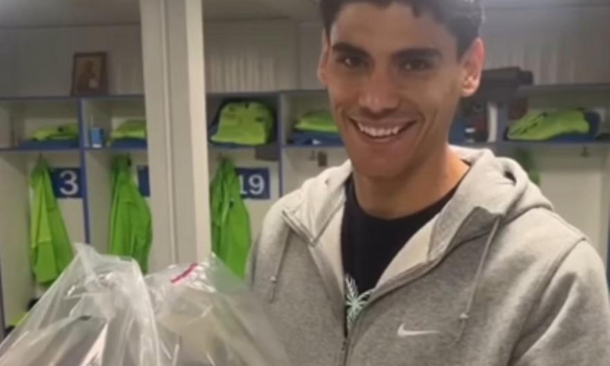 Λεβαδειακός: Ο Τσάπρας πήγε γλυκά στα αποδυτήρια για να γιορτάσει την ανανέωση του συμβολαίου του!