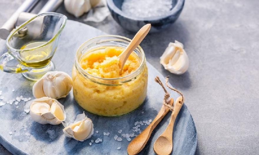 Τι να φας για να μειώσεις τη μυρωδιά του σκόρδου