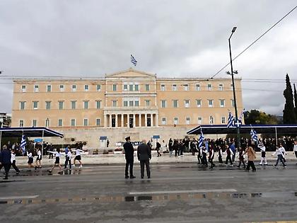 Καιρός: Με μικρή άνοδο της θερμοκρασίας αλλά και τοπικές βροχές οι παρελάσεις