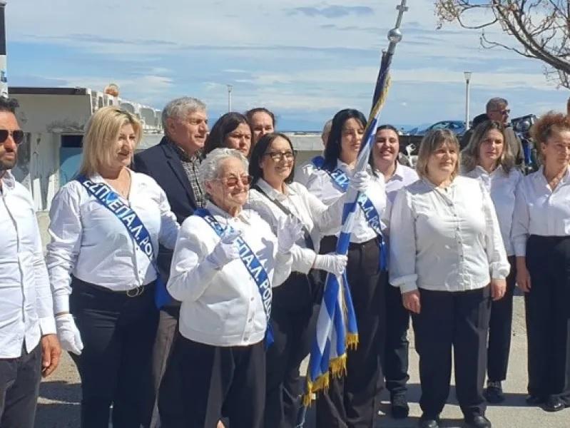 Ρόδος: Η 82χρονη κυρία Σοφία, μαθήτρια του Εσπερινού ΕΠΑΛ, παρήλασε μπροστά σε χιλιάδες κόσμου
