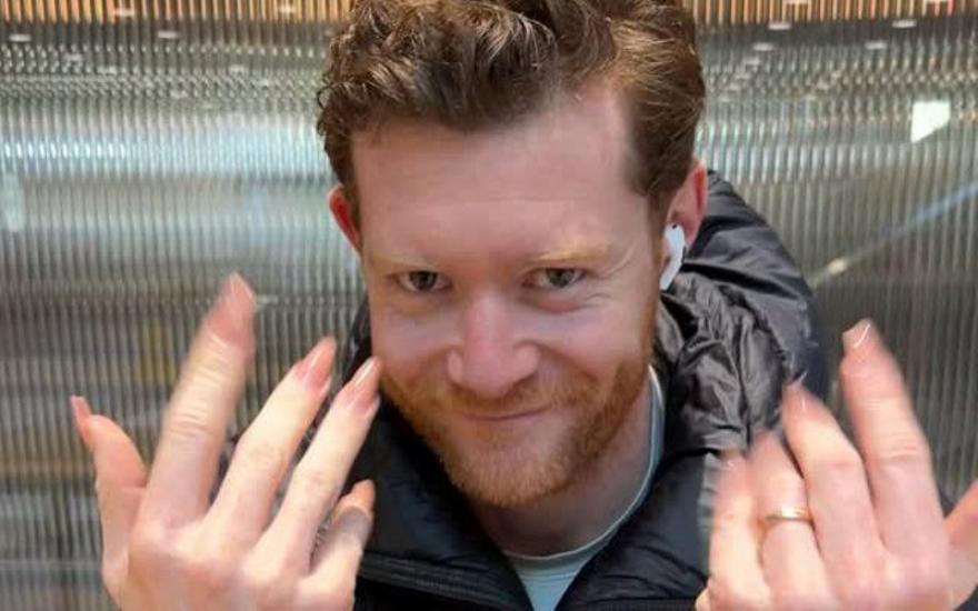 Πόσο αντέχει ένας άντρας με ψεύτικα γυναικεία νύχια; Όσο φαντάζεστε...