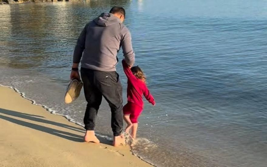 Γιώργος Αγγελόπουλος: Ζιγκ ζαγκ τον πάει η κόρη του όταν βλέπει θάλασσα