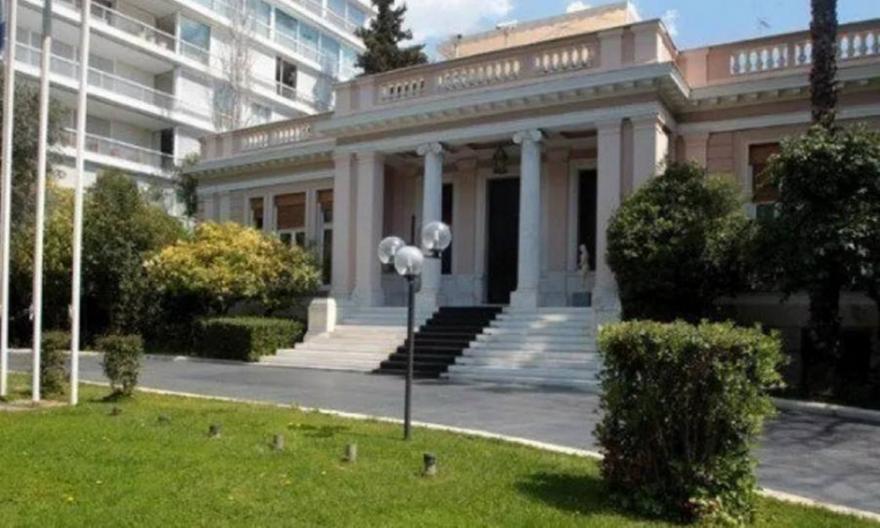 Η αύξηση του κατώτατου μισθού απέναντι σε υποκλοπές και Τέμπη