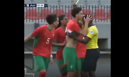 Ποδοσφαιριστής είδε κίτρινη κάρτα για πανηγυρισμό του και... φίλησε τον διαιτητή!