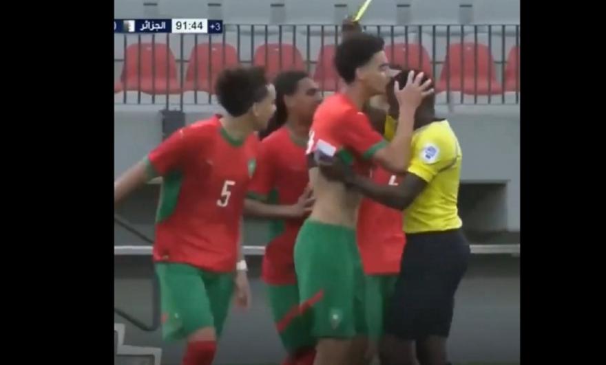 Ποδοσφαιριστής είδε κίτρινη κάρτα για πανηγυρισμό του και... φίλησε τον διαιτητή!