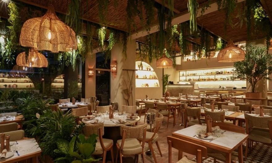 Στο Ethos της Γλυφάδας η βραδιά ξεκινάει με φαγητό και καταλήγει σε διασκέδαση με ζωντανή μουσική