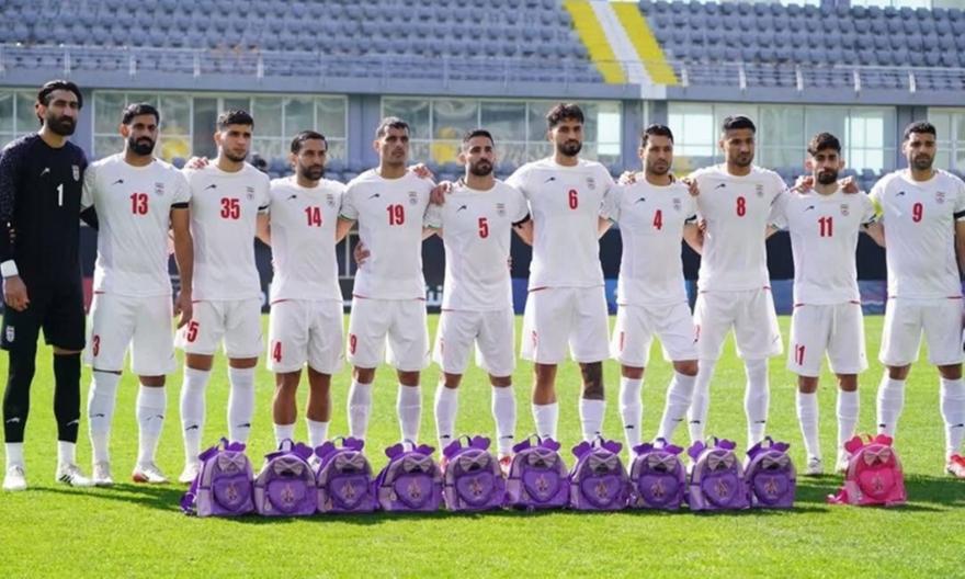 Συγκλόνισαν οι παίκτες του Ιράν τιμώντας την τραγωδία στη Μινάμπ με σχολικές τσάντες