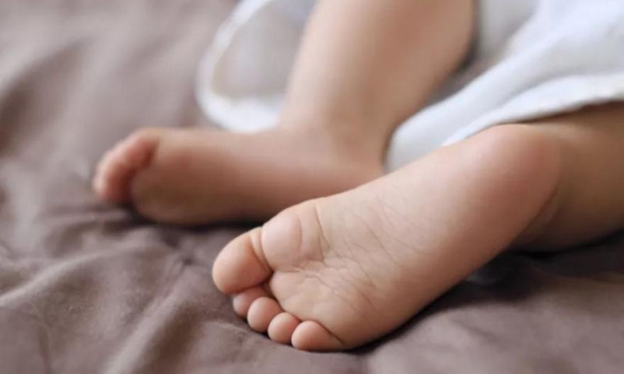 Στο νοσοκομείο με κατάγματα και εγκαύματα μωρό 10 μηνών - Ερευνάται η οικογένεια