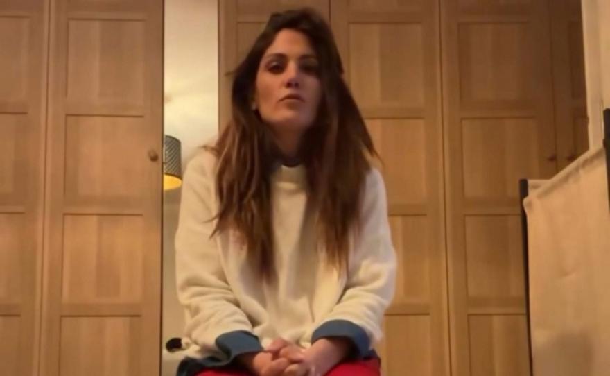 Μαίρη Συνατσάκη: Ο λόγος που καθόταν έτσι για ώρα στη μέση του δωματίου μάλλον θα σε ξαφνιάσει