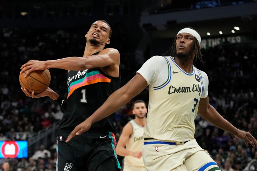 Ο Γουεμπανιαμά διέλυσε τους Μπακς και έβαλε πρόωρο τέλος στη σεζόν τους