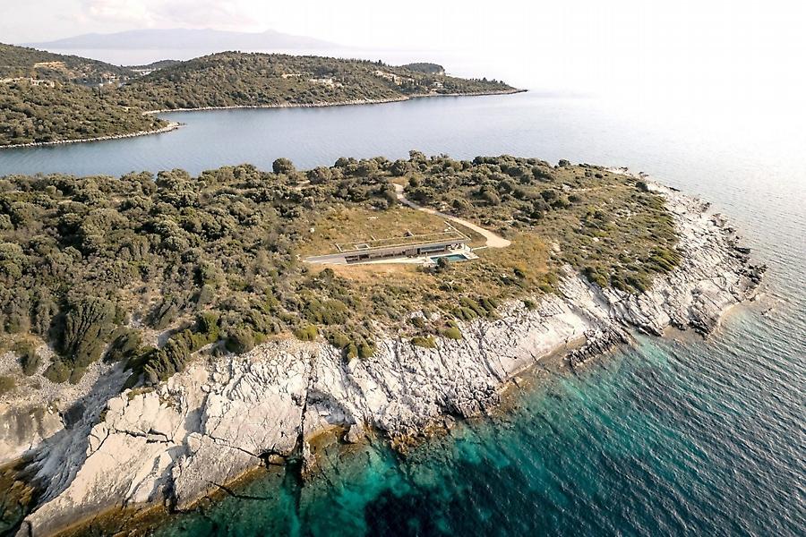Μια εντυπωσιακή κρυμμένη κατοικία στο Μεγανήσι με μαγική θέα στο Ιόνιο