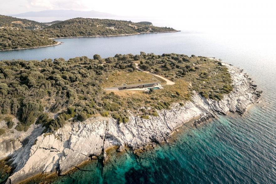 Μια εντυπωσιακή κρυμμένη κατοικία στο Μεγανήσι με μαγική θέα στο Ιόνιο