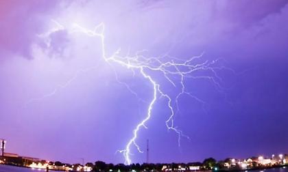 Σοβαρές υλικές ζημιές από πτώση κεραυνού σε κατοικία στην Πρέβεζα – Σώοι οι ένοικοι