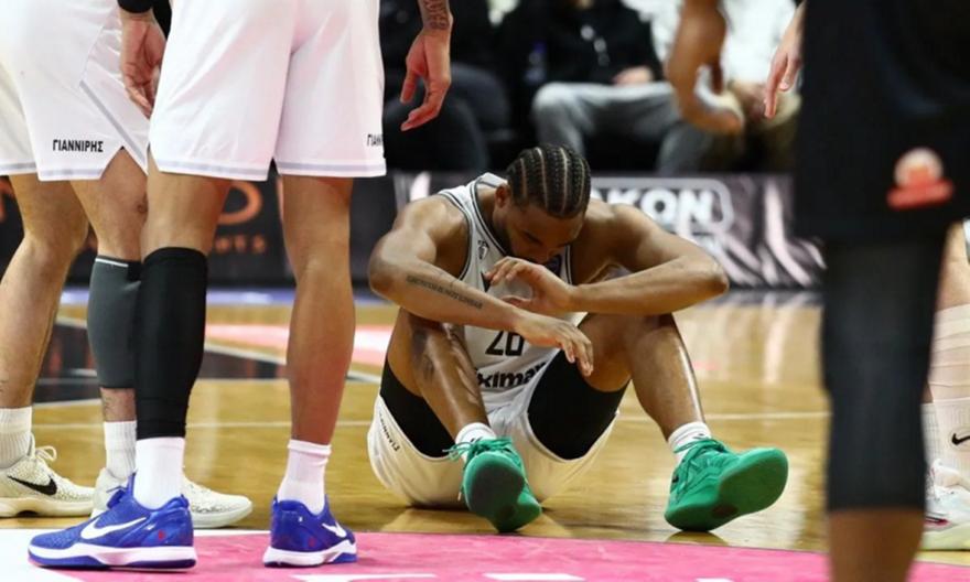 Πρωτοφανές: Ο Μουρ του ΠΑΟΚ χτύπησε στο τζάμπολ και μάτωσε - Πήγαν στο instant replay για αντιαθλητικό οι διαιτητές!