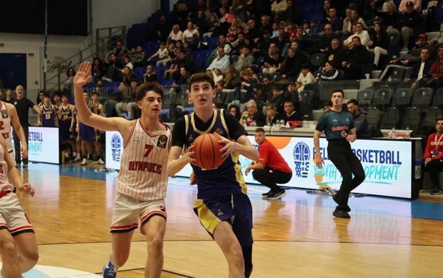 Το κάρφωμα του 16χρονου γιου του Βασίλη Σπανούλη υπό το βλέμμα του πατέρα του