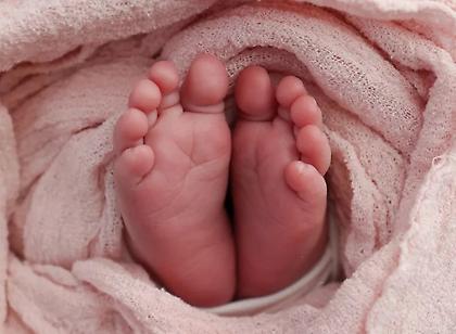 Κακοποίηση και τραγικές συνθήκες διαβίωσης για το 10 μηνών κοριτσάκι που νοσηλεύεται στο Καραμανδάνειο