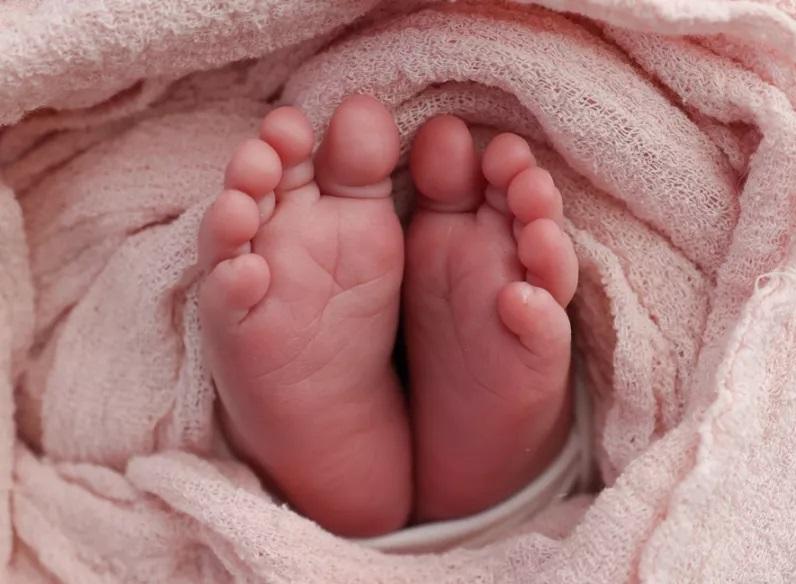 Κακοποίηση και τραγικές συνθήκες διαβίωσης για το 10 μηνών κοριτσάκι που νοσηλεύεται στο Καραμανδάνειο