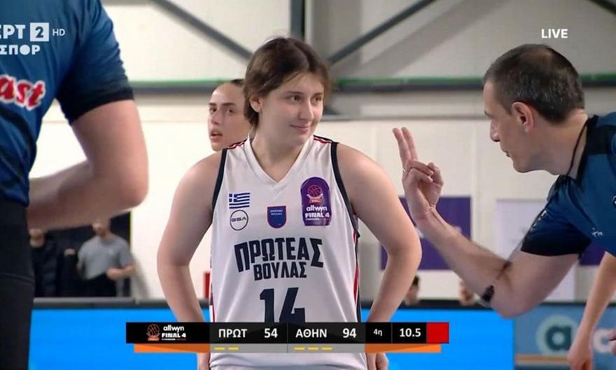 Πανέμορφη στιγμή: Η Καλτσίδου έδωσε εντολή να γίνει φάουλ στην 17χρονη Αράπογλου - Χειροκρότησε όλο το γήπεδο!