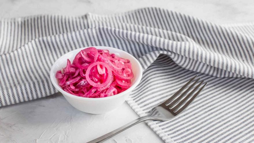 Τουρσί κόκκινων κρεμμυδιών: Το καρύκευμα που μπορεί να ενισχύσει κάθε γεύμα σου