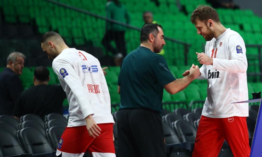 Η θερμή αγκαλιά του Βεζένκοφ με τον Καμπερίδη πριν το ντέρμπι