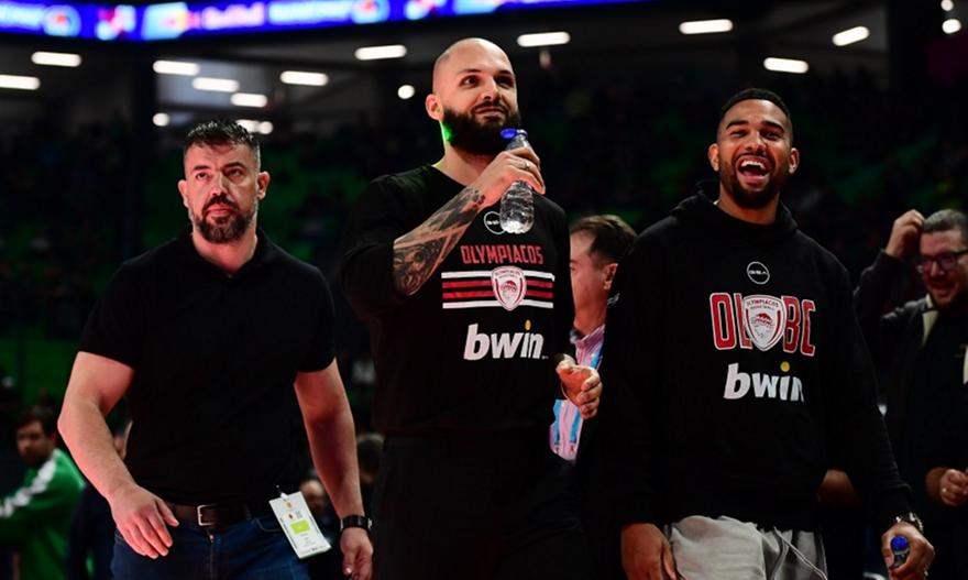 Αντέδρασε ο Φουρνιέ στις αποδοκιμασίες των «πράσινων» οπαδών καθώς πήγαινε προς τον πάγκο του Ολυμπιακού