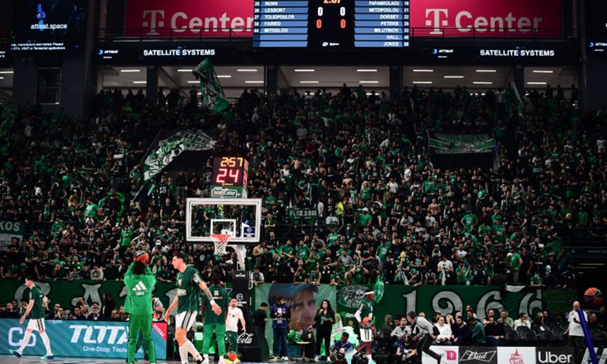 Σλούκας και Αλβέρτης άφησαν ανθοδέσμη μπροστά στη Θύρα 13, στη μνήμη του Μιχάλη Φιλόπουλου