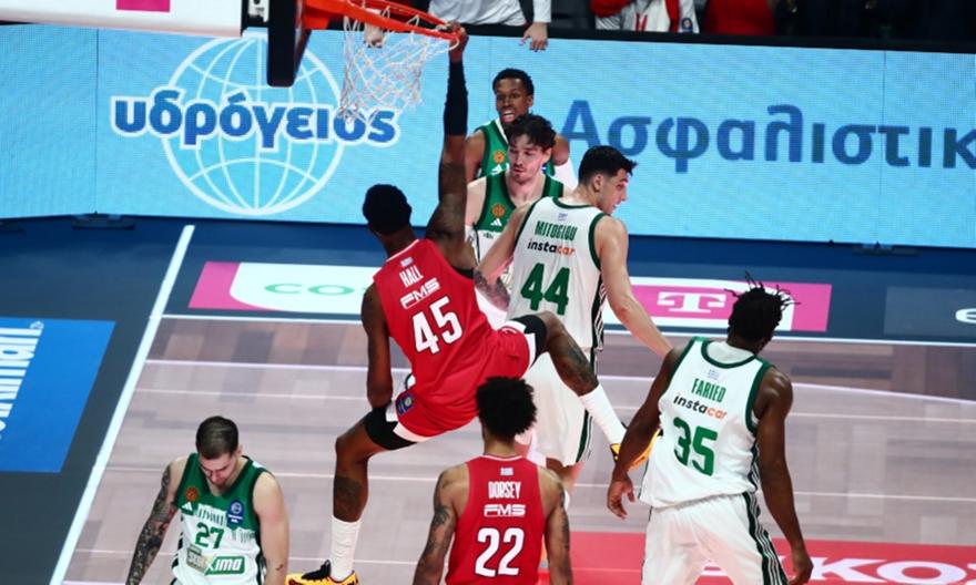 Σκορ και θέαμα με τρομερά alley oop καρφώματα από τον εντυπωσιακό στο πρώτο ημίχρονο Χολ