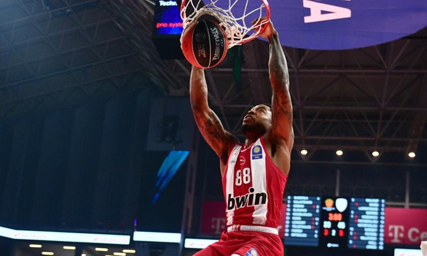 «Συναγερμός» με Τζόουνς στον Ολυμπιακό: Αποχώρησε από το ντέρμπι με ενοχλήσεις στη γάμπα