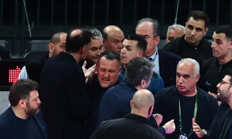 Καταγγέλλει εξύβριση του Μπαρτζώκα η ΚΑΕ Ολυμπιακός - «Μόνο ο Ναν κάνει κίνηση για κουτουλιά»