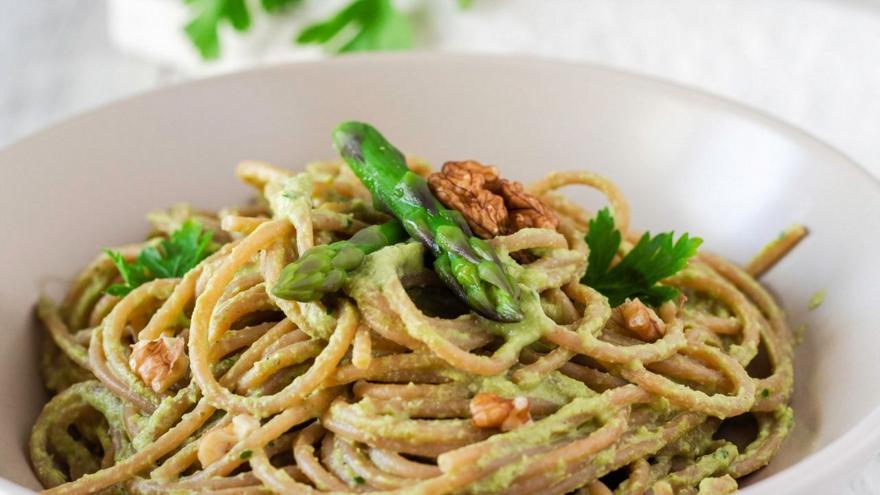 Σπαγγέτι με σπαράγγια, καρύδια και σάλτσα μαϊντανού