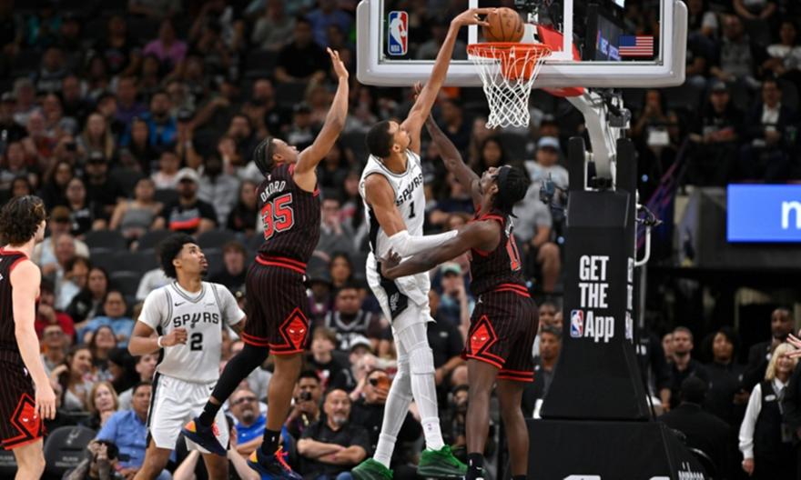 Εξωγήινος Γουεμπανιαμά κατέρριψε ρεκόρ 56 ετών με το πιο γρήγορο double-double στην ιστορία του ΝΒΑ!