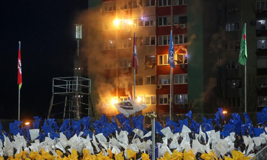 Απίθανη ατμόσφαιρα στη Ζένιτσα για το Βοσνία-Ιταλία, άναψαν καπνογόνα σε πολυκατοικία που βρίσκεται δίπλα από το γήπεδο!