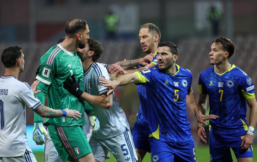 Αποβλήθηκε ο Μπαστόνι, με δέκα από το 42’ η Ιταλία και ελπίζει η Βοσνία