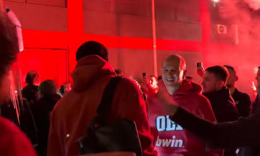 Αποθέωση για την αποστολή του Ολυμπιακού στο ΣΕΦ μετά τη νίκη στο ντέρμπι, παρών και ο Γιώργος Αγγελόπουλος