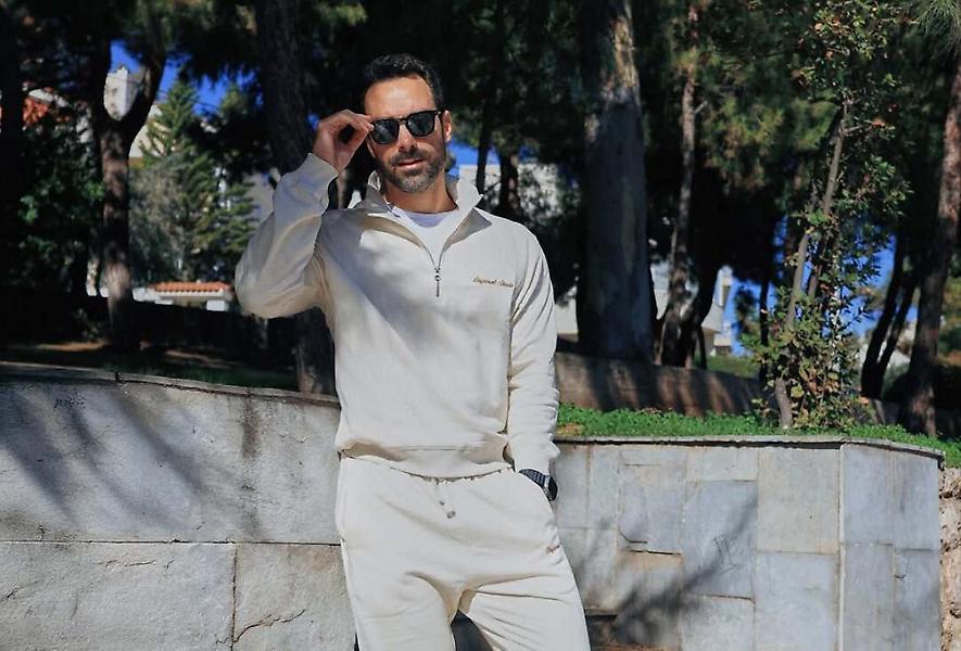 Σάκης Τανιμανίδης: Μπήκε να δει τιμές σε κομμωτήριο και… βγήκε μακρυμάλλης