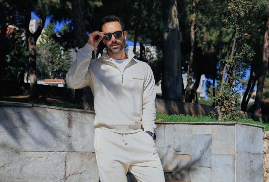 Σάκης Τανιμανίδης: Μπήκε να δει τιμές σε κομμωτήριο και… βγήκε μακρυμάλλης